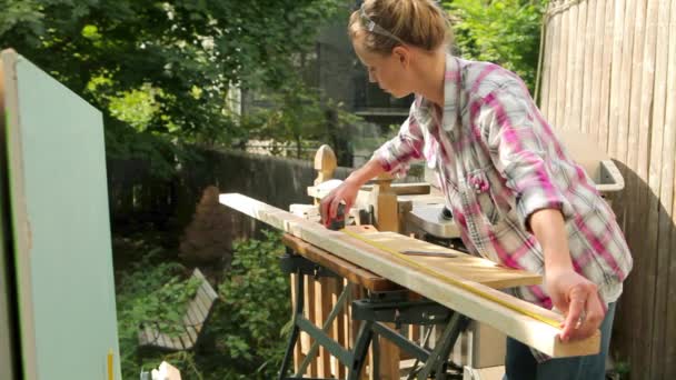 Woman Measuring Wooden Plank Tape Measure — Stock Video