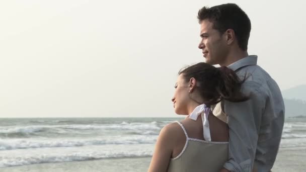 Couple Regardant Vue Sur Mer — Video