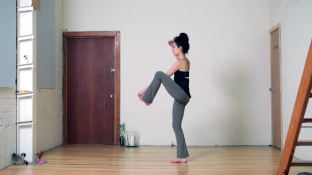 Vrouwen Beoefenen Van Yoga Studio — Stockvideo