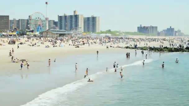 纽约纽约市康尼岛拥挤的海滩 — 图库视频影像