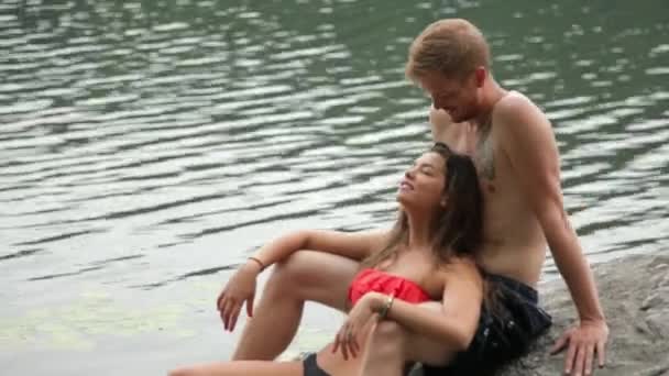 Göl Kenarında Birlikte Dinlenen Bir Çift — Stok video
