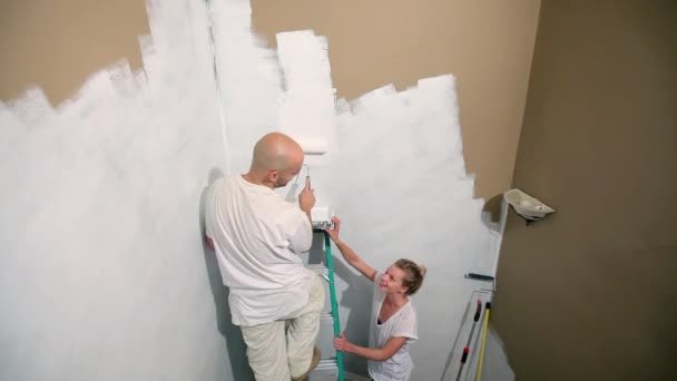 Pareja Pared Pintura Color Blanco — Vídeos de Stock