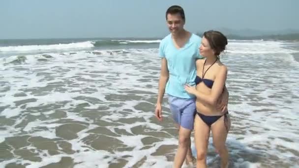 Casal Andando Pelo Mar Sorrindo Para Outro — Vídeo de Stock