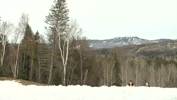 Trois Amis Marchant Dans Neige Avec Des Bâtons Ski — Video