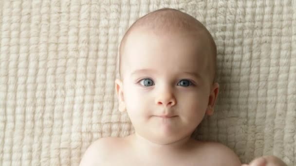 Baby Pojke Liggande Filt Och Ler Mot Kameran — Stockvideo