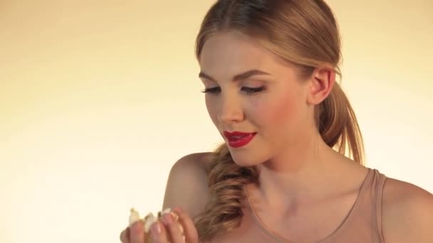 Primer Plano Mujer Comiendo Palomitas Maíz — Vídeos de Stock