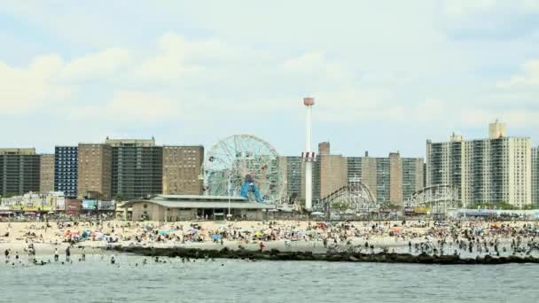 Πολυσύχναστη Παραλία Στο Coney Island Της Νέας Υόρκης City Νέα — Αρχείο Βίντεο