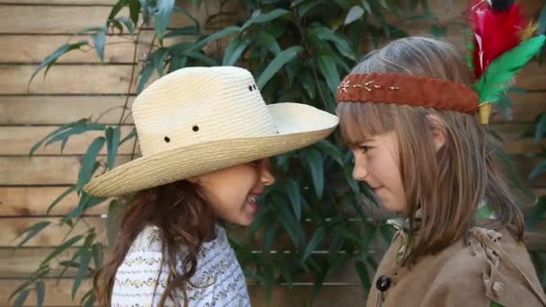 两个女孩打扮成牛仔女孩和美洲原住民 — 图库视频影像