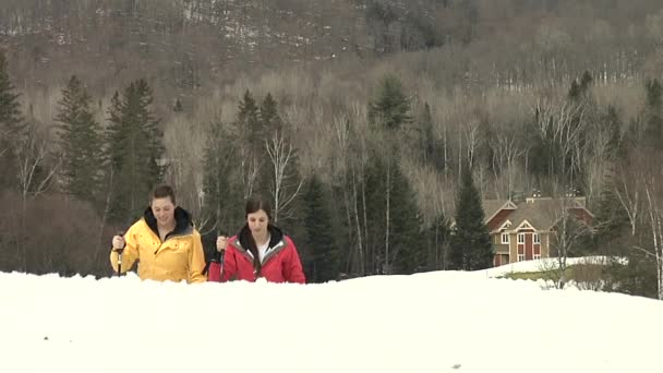 Dvě Mladé Ženy Chůzi Sněhem Lyžařské Hůlky Sněžnice — Stock video