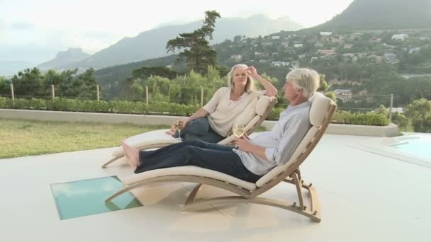 Starsza Para Relaksujący Białego Wina Leżaki — Wideo stockowe
