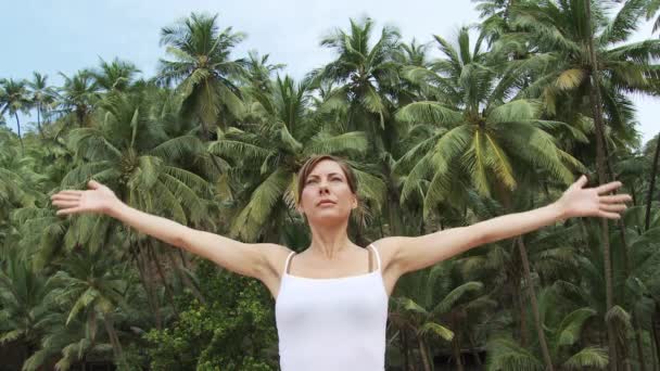 Kvinna Som Tränar Yoga Och Meditation Stranden — Stockvideo