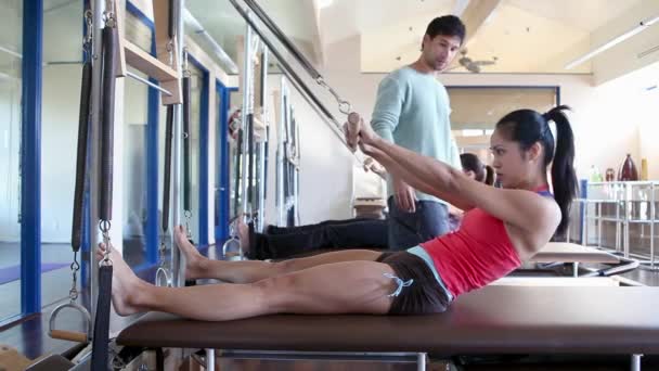 Duas Mulheres Fazendo Pilates Com Instrutor Masculino — Vídeo de Stock