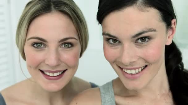 Κοντινό Πλάνο Των Δύο Νεαρών Γυναικών Γελώντας Στο Μπάνιο — Αρχείο Βίντεο