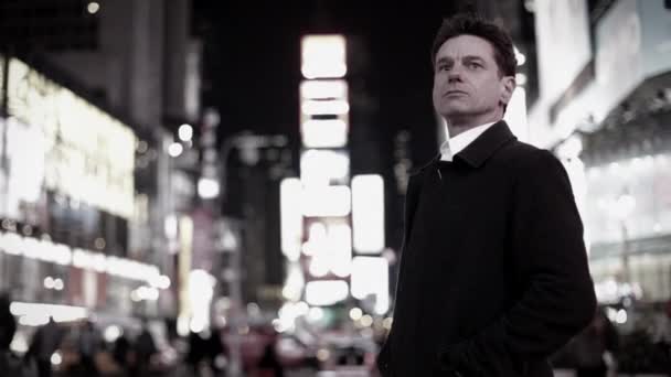 Człowiek Stojący Times Square Szukasz Drogi — Wideo stockowe