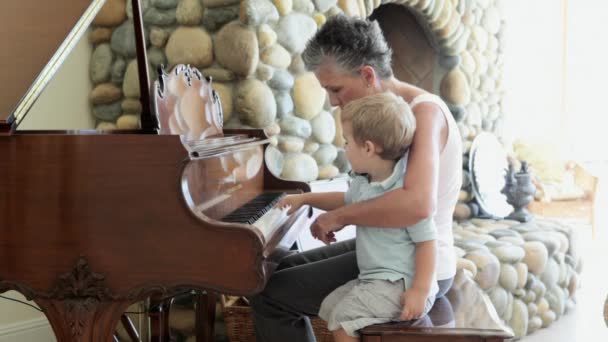 Oma Kleinzoon Spelen Piano — Stockvideo