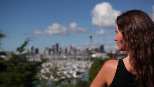 Enfoque Rack Mujer Mirando Hacia Paisaje Urbano Auckland Nueva Zelanda — Vídeo de stock
