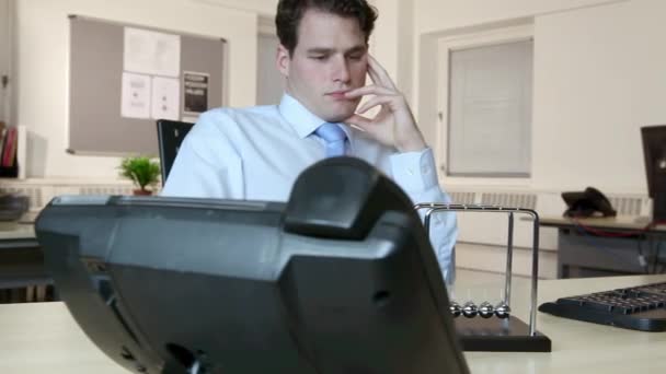 ニュートンのゆりかごで遊ぶオフィス ワーカー — ストック動画