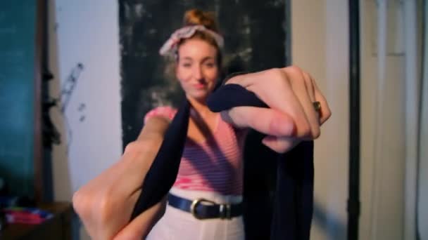 Junge Frau Tanzt Auf Party Mit Schal — Stockvideo