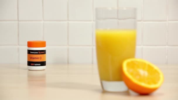 Copo Suco Laranja Meia Laranja Com Comprimidos Vitamina — Vídeo de Stock