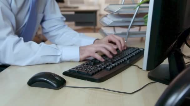Υπάλληλος Γραφείου Χρησιμοποιώντας Προσωπικό Υπολογιστή — Αρχείο Βίντεο