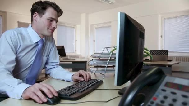 Trabajador Oficina Joven Usando Computadora — Vídeos de Stock