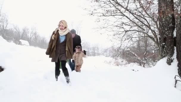 Familie Wandelen Door Sneeuw — Stockvideo