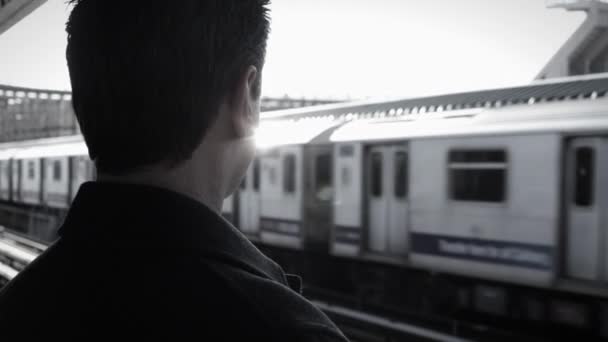 Vue Arrière Homme Regardant Gare Départ — Video