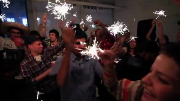 Gruppe Junger Leute Tanzt Auf Party Mit Wunderkerzen — Stockvideo