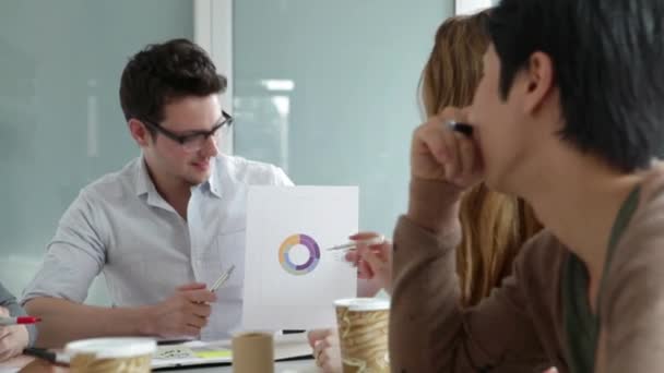 Designers Moda Olhando Para Gráfico Cores — Vídeo de Stock