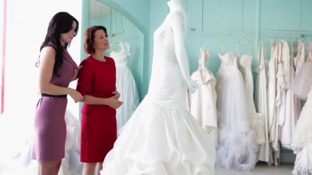 Madre Figlia Guardando Abito Sposa — Video Stock