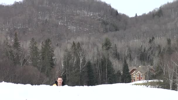 两个年轻女子拿着滑雪杆和雪鞋在雪地里散步 — 图库视频影像