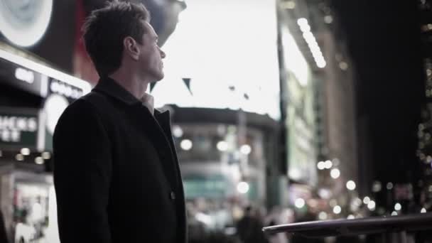 Mannen Står Times Square Och Tittar Bort — Stockvideo