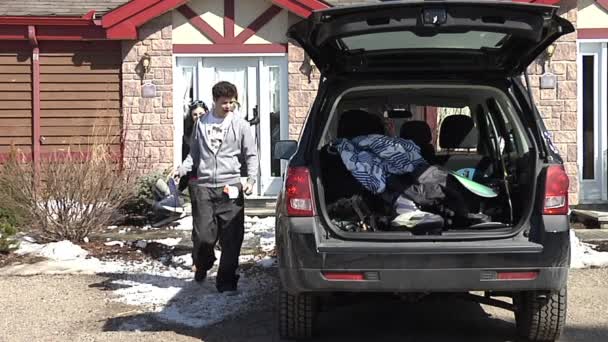 Trois Jeunes Gens Emballant Botte Voiture Prête Pour Ski — Video