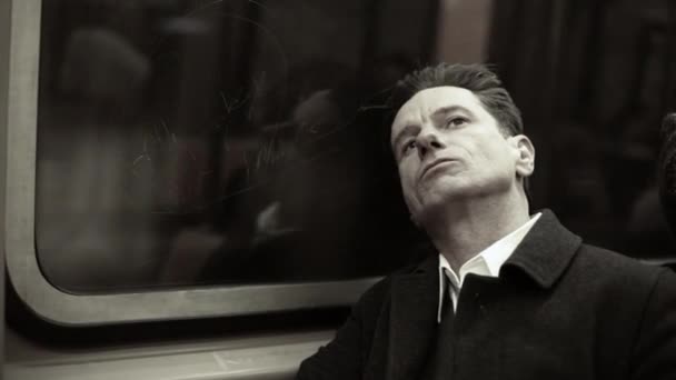 Metro Treninin Penceresinde Yaslanmış Yorgun Adam — Stok video
