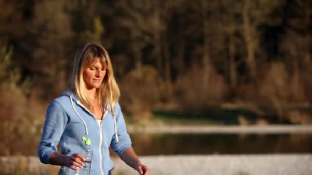 Junge Frau Sportkleidung Trinkt Wasser Aus Flasche — Stockvideo