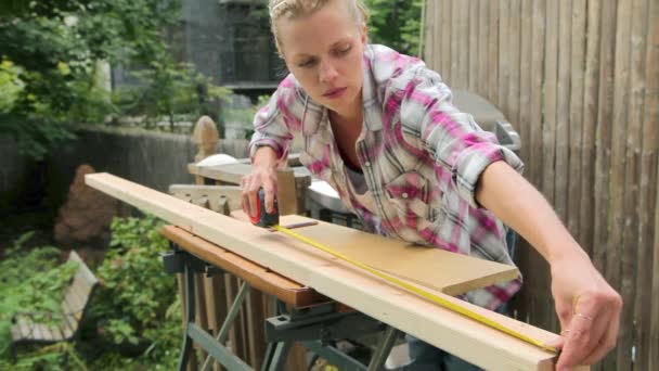 Vrouw Meten Van Houten Plank Met Meetlint — Stockvideo