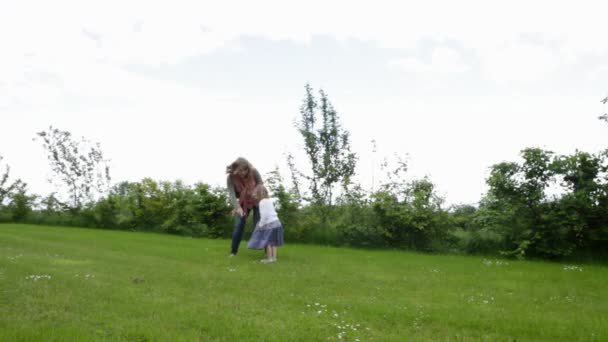 Junge Frau Und Tochter Rennen Über Feld — Stockvideo