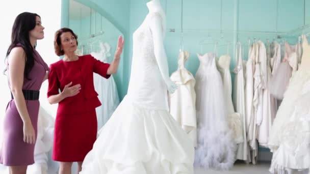 Mãe Filha Olhando Para Vestido Noiva — Vídeo de Stock