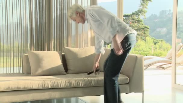 Hombre Quitándose Los Zapatos Sentado Sofá Viendo Televisión — Vídeo de stock