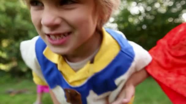 Fünf Kinder Verkleidung Spielen — Stockvideo