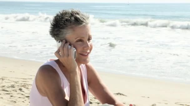 Mujer Mayor Usando Teléfono Celular Playa — Vídeo de stock