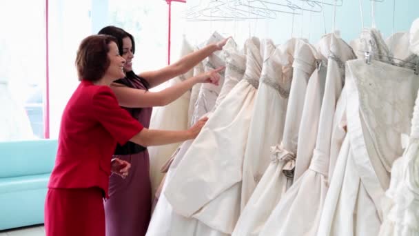 Мати Дочка Дивляться Весільні Сукні — стокове відео
