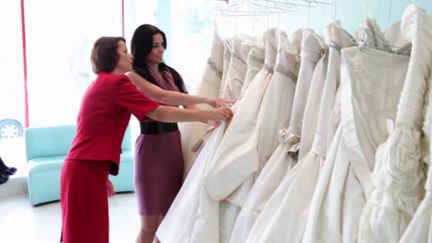 Mère Fille Regardant Robes Mariée — Video