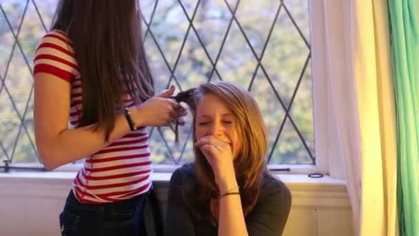 Дві Дівчинки Підлітки Сміються Плескають Волосся — стокове відео