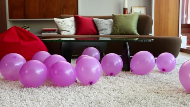 Junge Rennt Durch Luftballons — Stockvideo