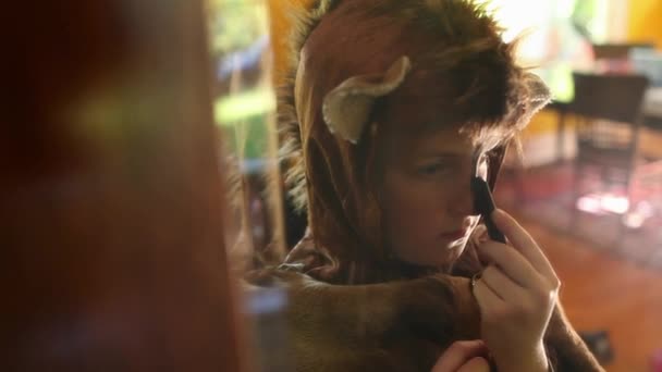 Niño Vestido Como Oso Aplicando Pintura Facial — Vídeo de stock