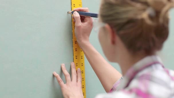 Kobieta Pomiaru Sklejki Centymetrem Oznakowanie Ołówkiem — Wideo stockowe