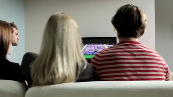 Twee Koppels Kijken Voetbal Televisie — Stockvideo