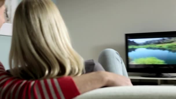 Jeune Couple Regardant Télévision — Video