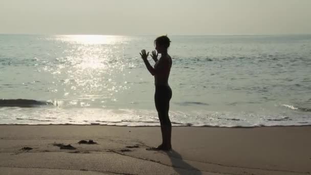 Donna Che Esegue Sequenza Pose Yoga Dall Oceano — Video Stock